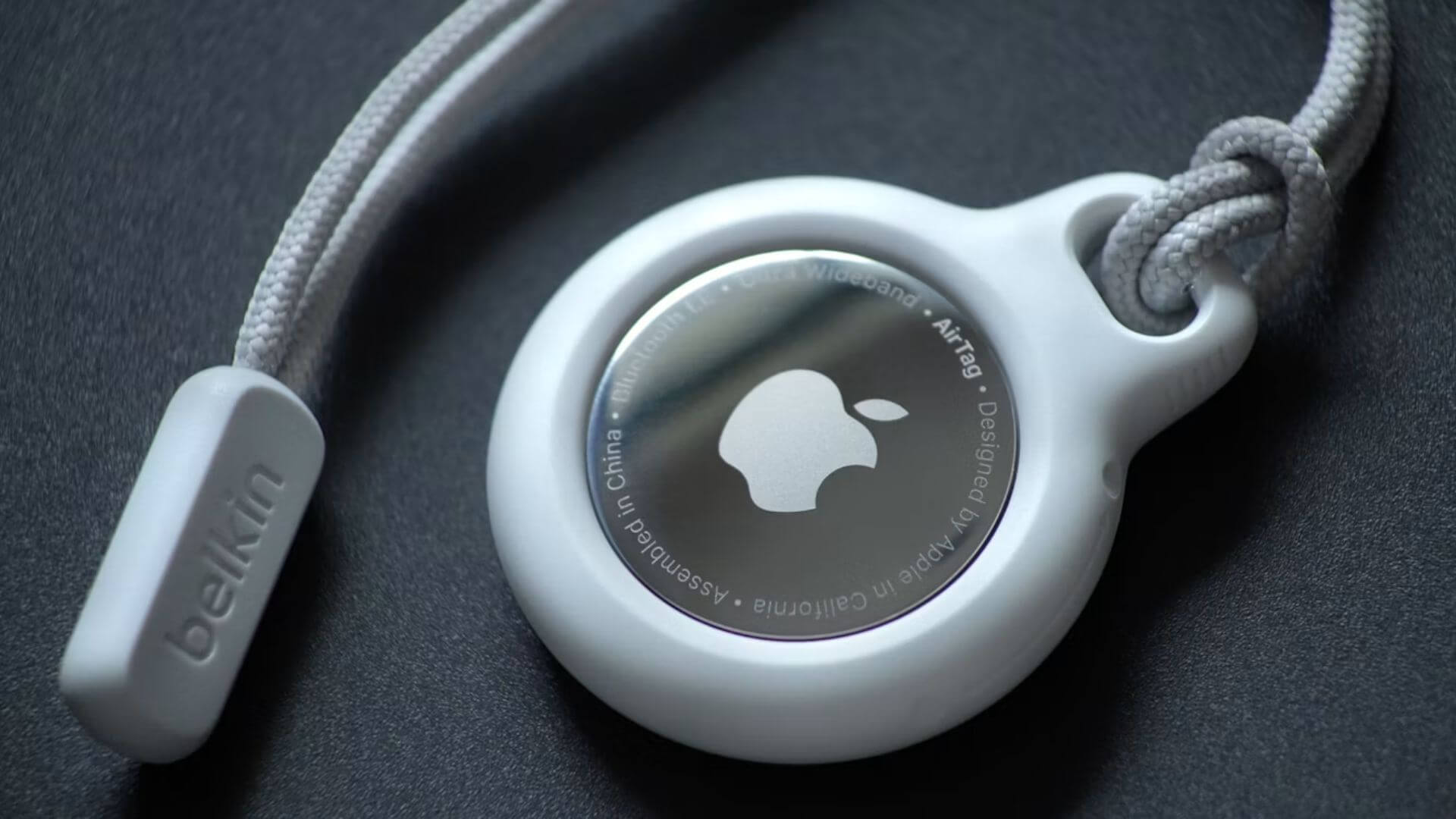 Primer plano de un Apple AirTag, dispositivo utilizado para seguir un envío de libros vinculado a la investigación sobre el Proyecto Panamá.