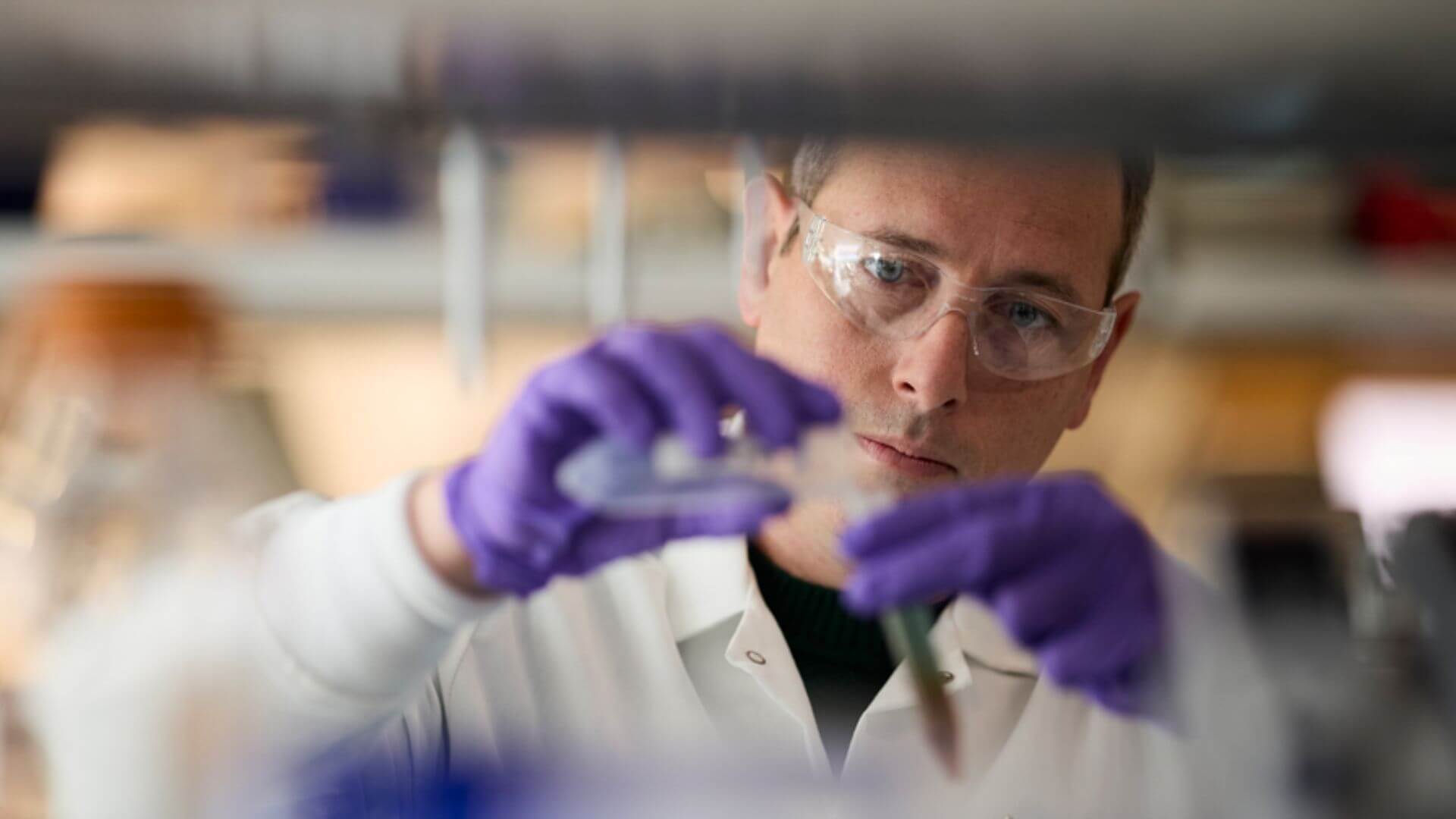 Un científico en un laboratorio representa la investigación de Lilly, líder entre las empresas más innovadoras del mundo.