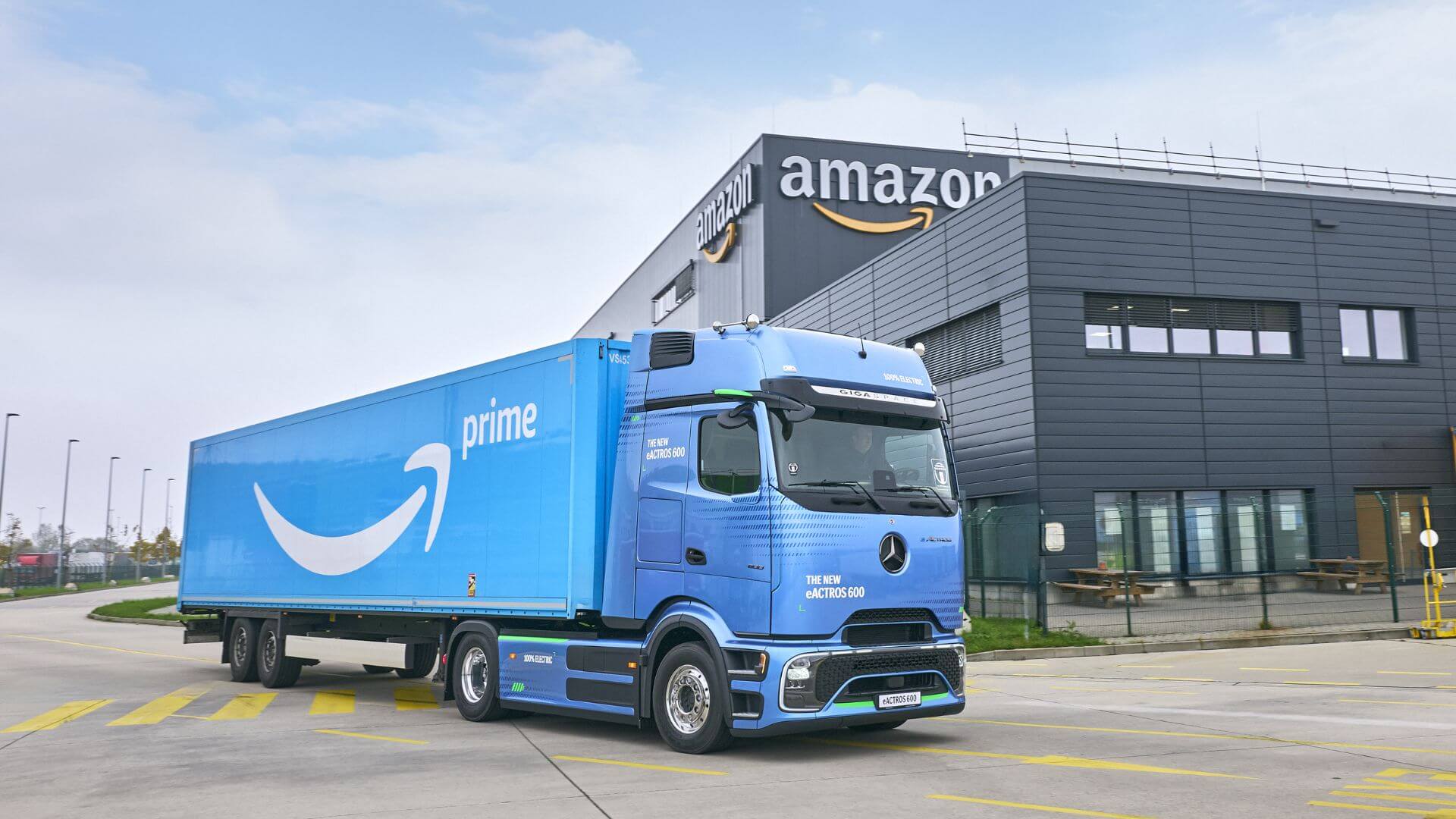 Un camión de Amazon frente a un centro logístico refleja el papel de la compañía entre las empresas más innovadoras del mundo.