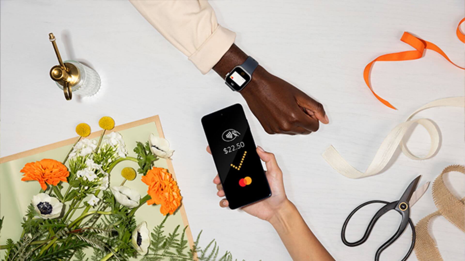 Un pago sin contacto con un celular y un reloj inteligente muestra la tecnología de Mastercard entre las empresas más innovadoras del mundo.