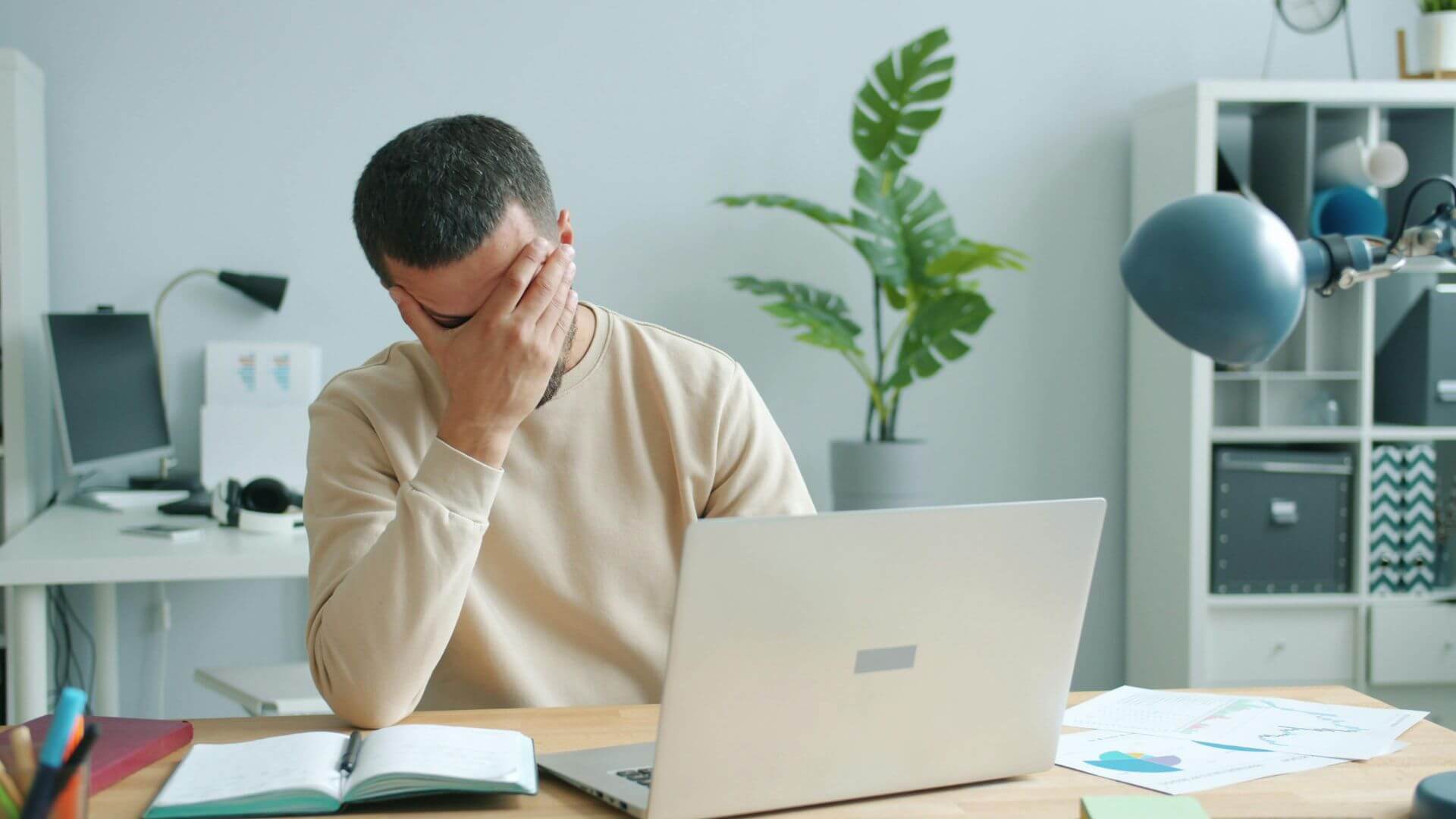 Trabajador frente a una computadora muestra preocupación, en una escena relacionada con el impacto de los empleos e IA.