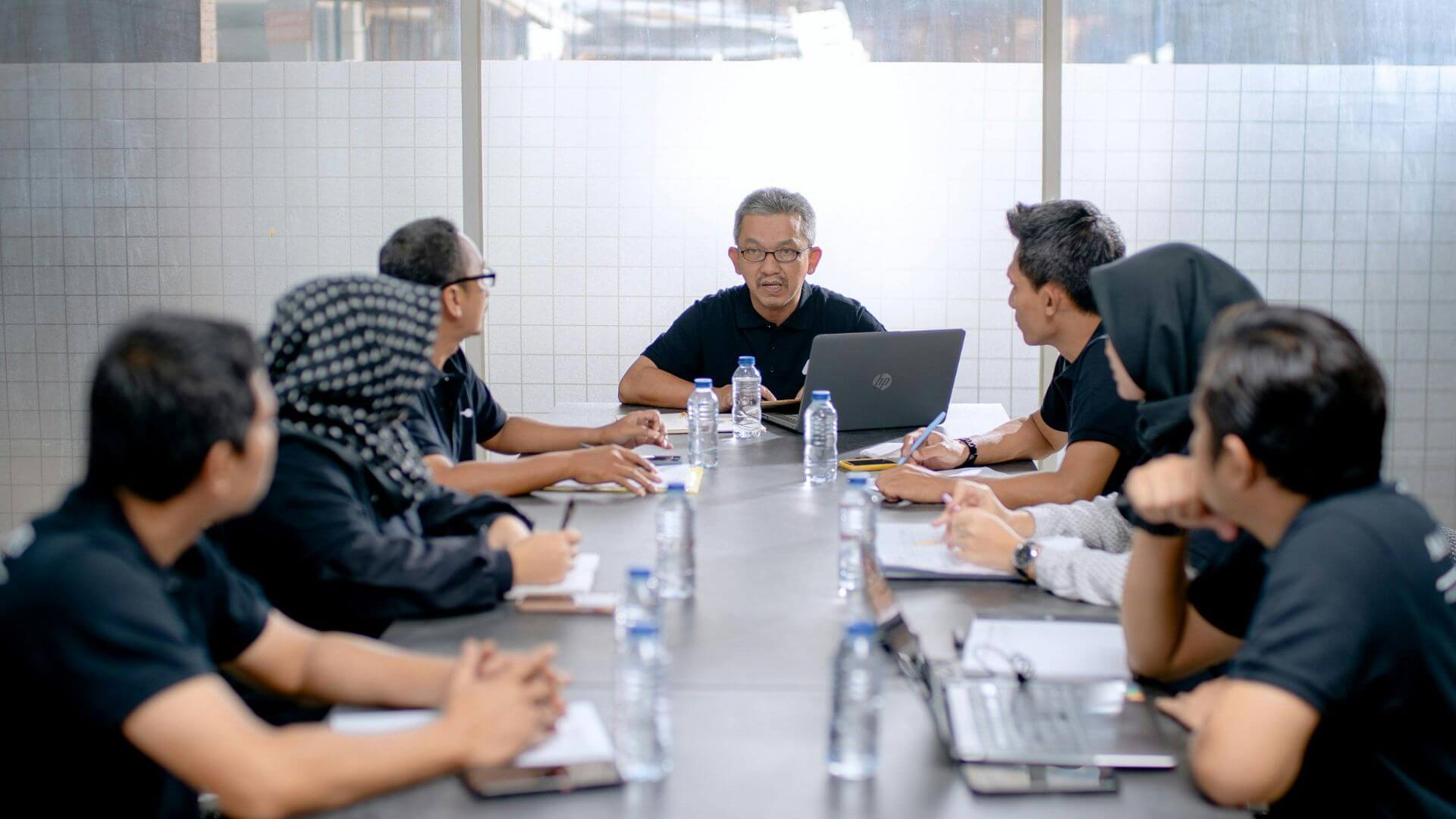 Profesionales participan de una reunión de trabajo, una escena asociada con los cambios que provocan los empleos e IA.