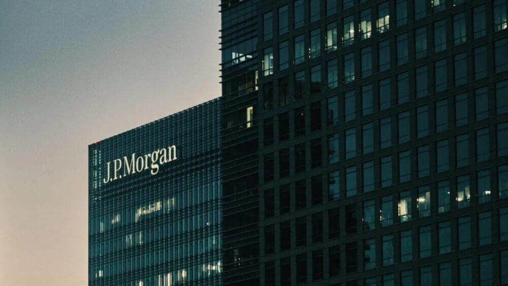Edificio de J.P. Morgan, banco que incorporó robótica en la banca para automatizar el procesamiento físico de cheques y documentos.