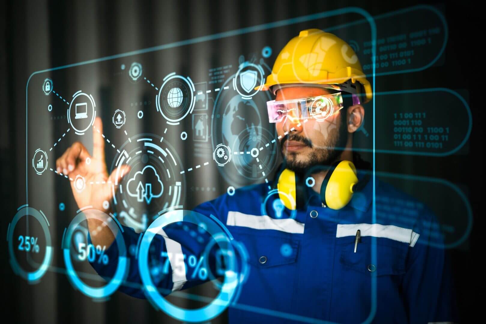 Trabajador industrial con casco interactúa con una interfaz digital, en una representación de la gestión de datos aplicada a operaciones mineras.