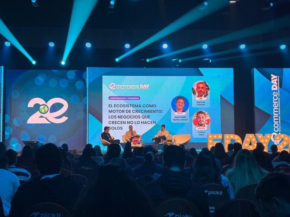 Panel del eCommerce Day Argentina 2026 sobre alianzas y ecosistemas en e-commerce, con tres especialistas en el escenario frente al público.