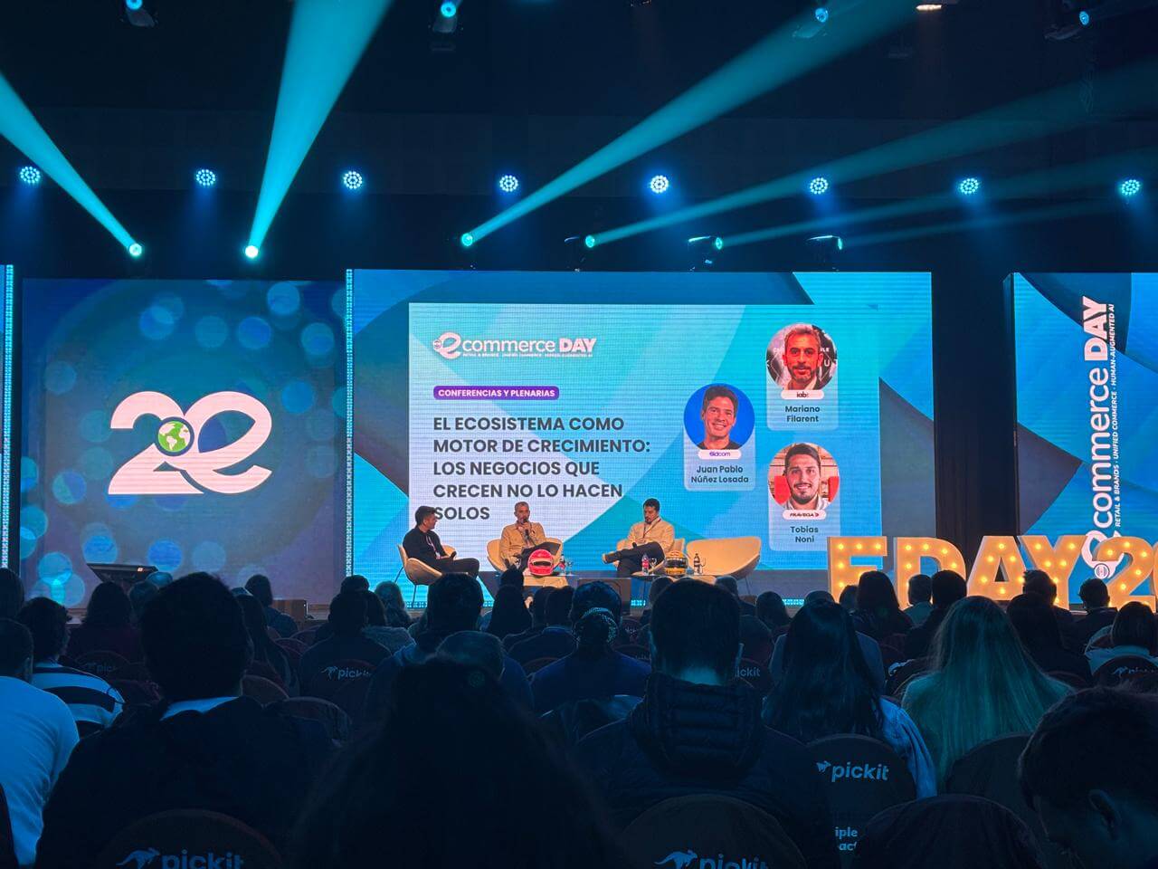 Panel del eCommerce Day Argentina 2026 sobre alianzas y ecosistemas en e-commerce, con tres especialistas en el escenario frente al público.