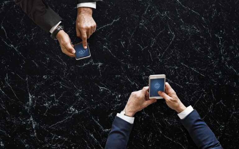 Profesional joven usando aplicación de neobanco en smartphone en entorno urbano latinoamericano — core banking software y fintech en América Latina