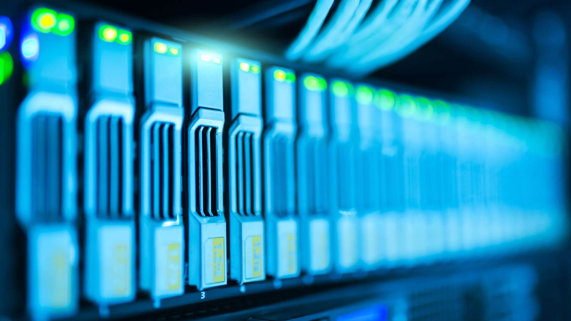 Fila de unidades de almacenamiento dentro de un servidor, tecnología asociada con la infraestructura de inteligencia artificial de DDN.