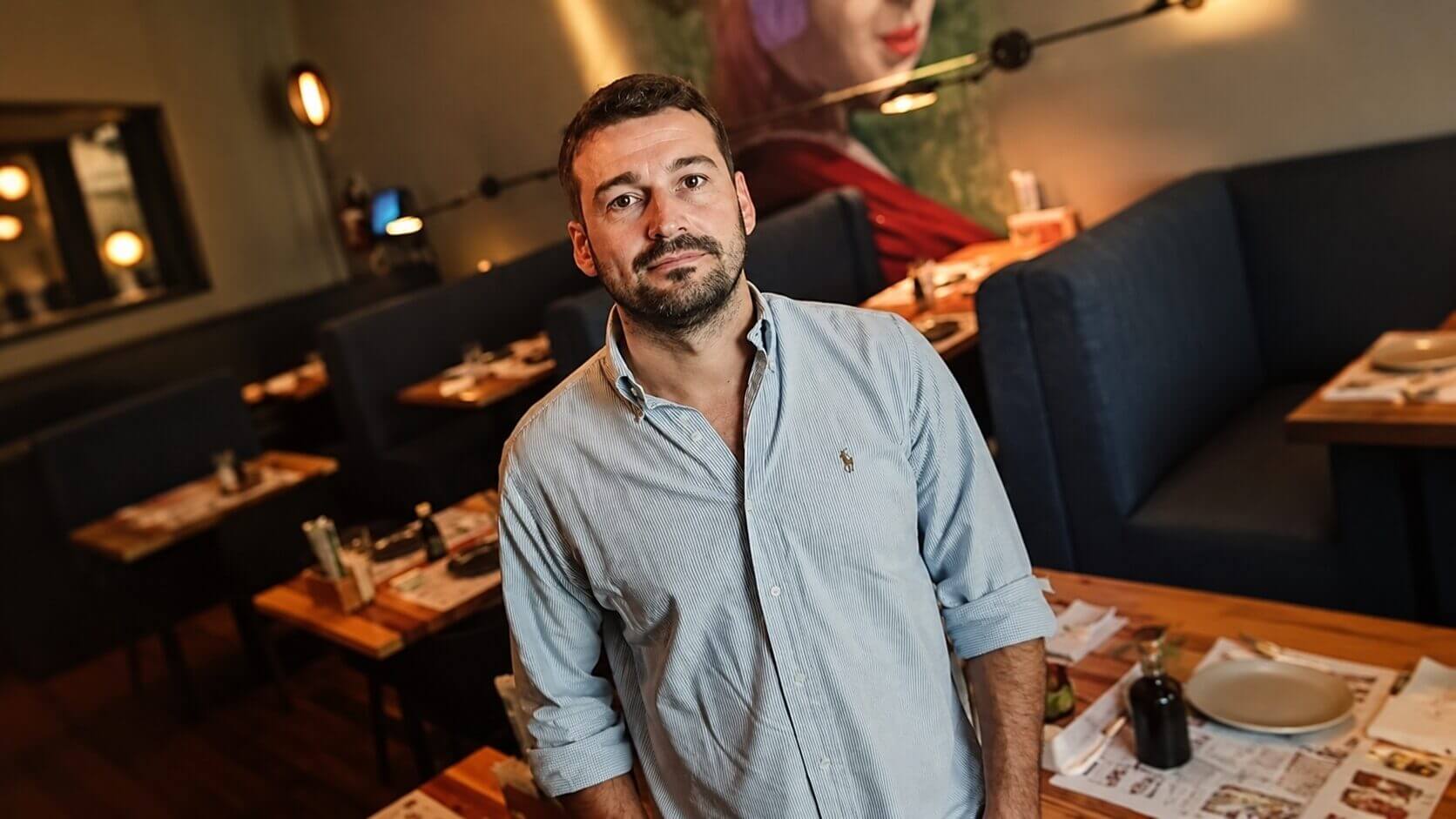Retrato de Sebastián López Isnardi, cofundador de Alephius, empresa que usa sensores para prevenir desperdicio de alimentos.