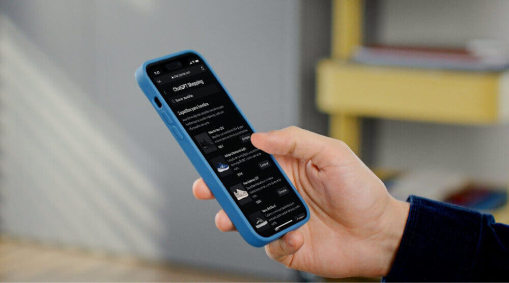 Persona sostiene un smartphone con una interfaz de compras asistidas por IA, en una escena vinculada con ventas digitales y recomendación de productos.