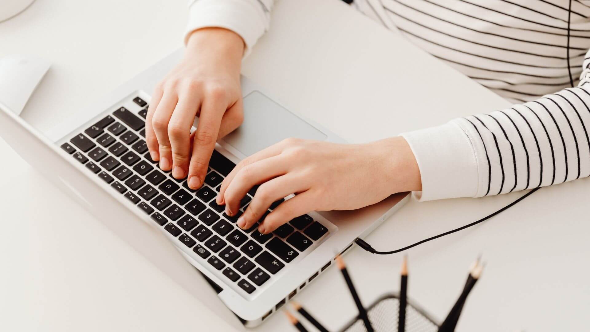 Persona frente a una notebook, en una imagen vinculada con Endless y el uso de herramientas digitales dentro del trabajo profesional.