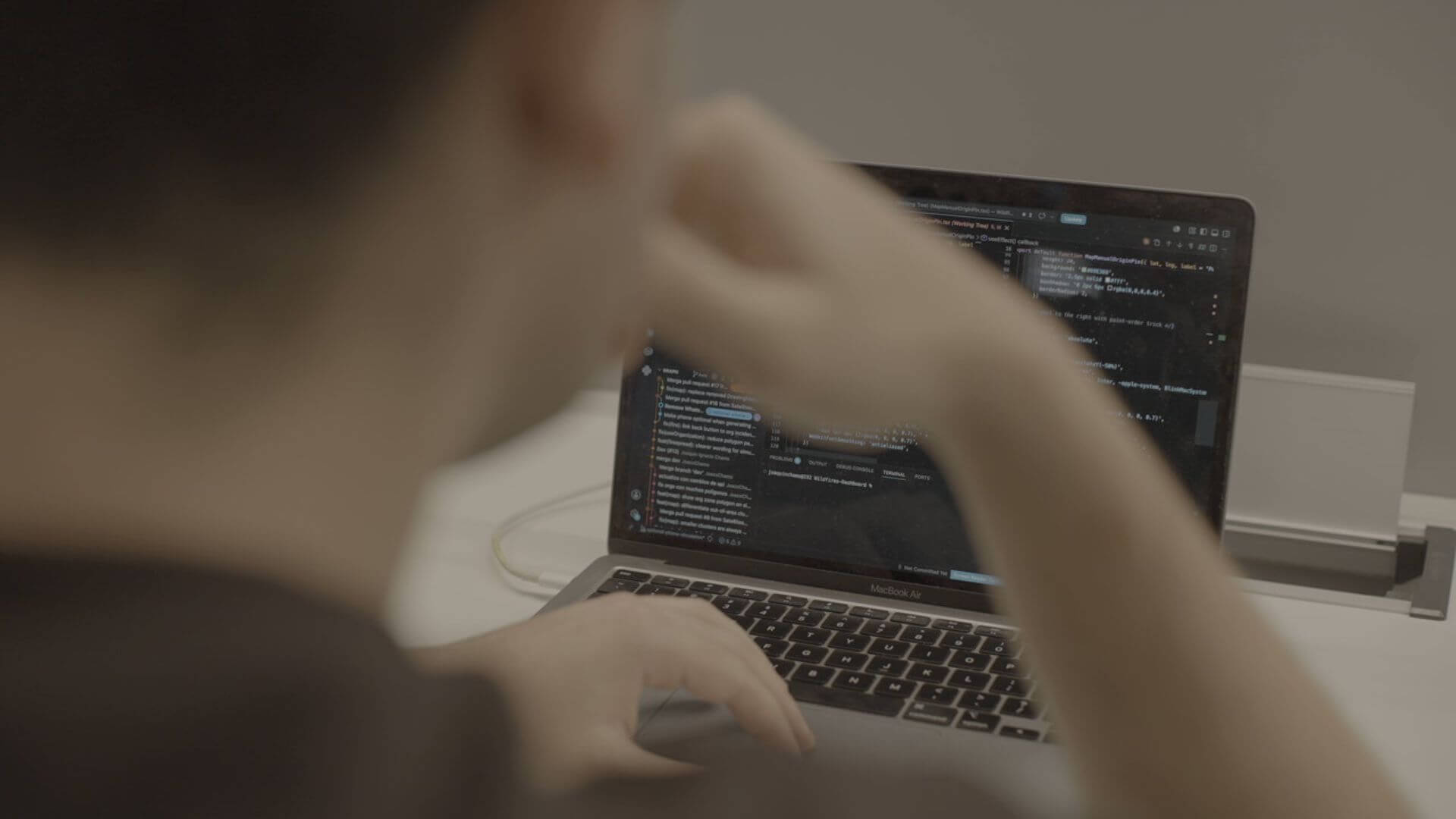 Persona frente a una notebook con código de software vinculado al desarrollo tecnológico de Satellites on Fire.