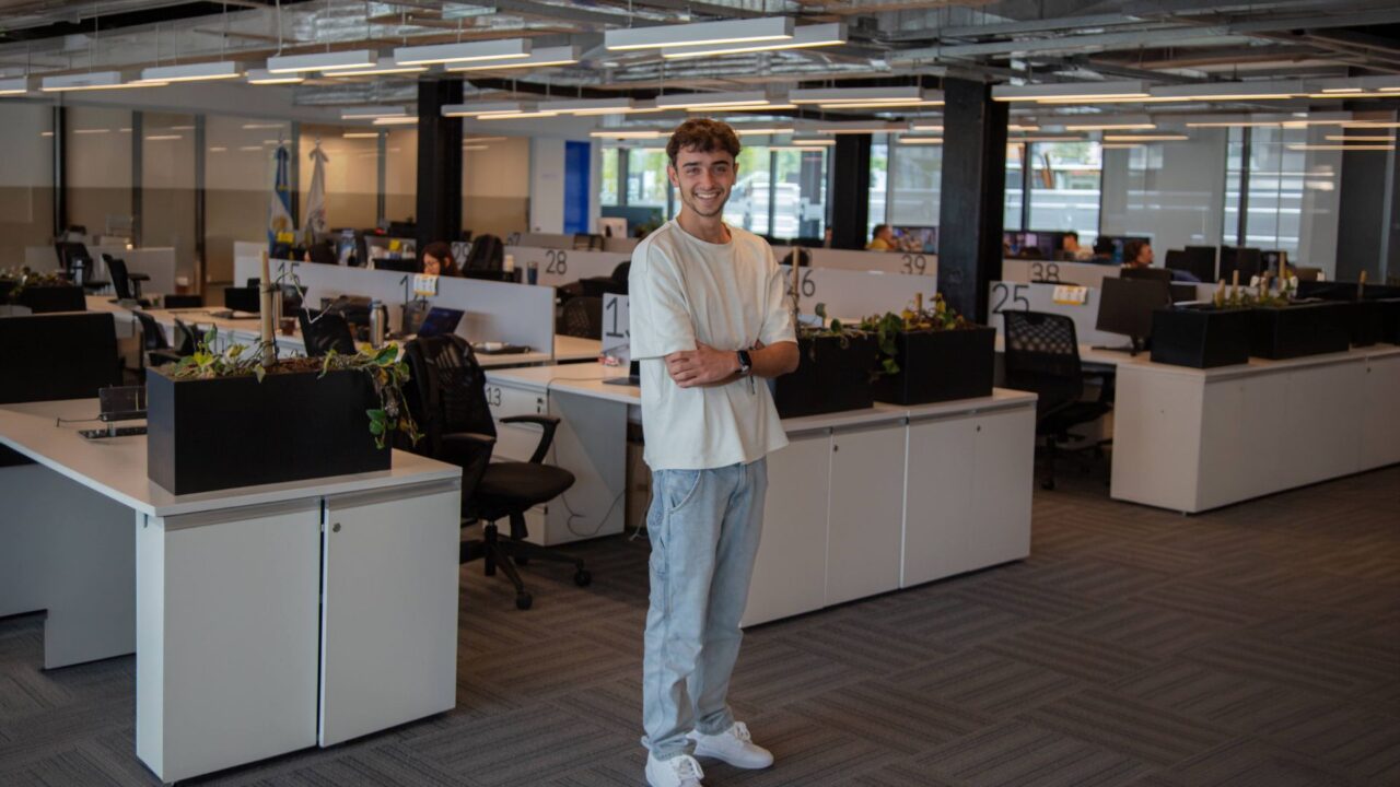 Franco Rodríguez Viau, cofundador y CEO de Satellites on Fire, en las oficinas de la empresa argentina.