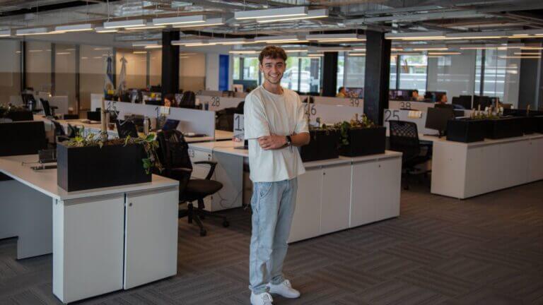 Franco Rodríguez Viau, cofundador y CEO de Satellites on Fire, en las oficinas de la empresa argentina.