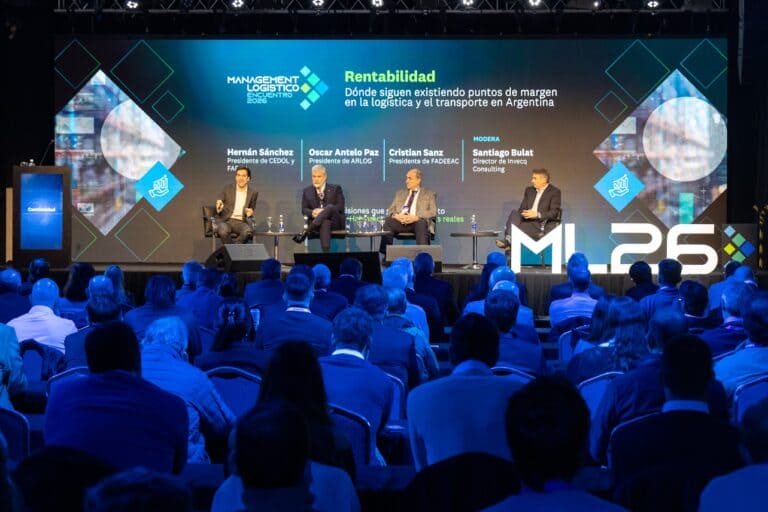 Panel sobre rentabilidad en Management Logístico 2026, con cuatro participantes en el escenario y público en el auditorio.