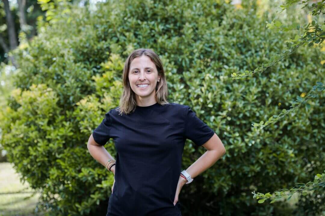 Virginia Dendi posa al aire libre frente a un fondo verde; la imagen acompaña un artículo sobre ventas digitales e inteligencia artificial en e-commerce.
