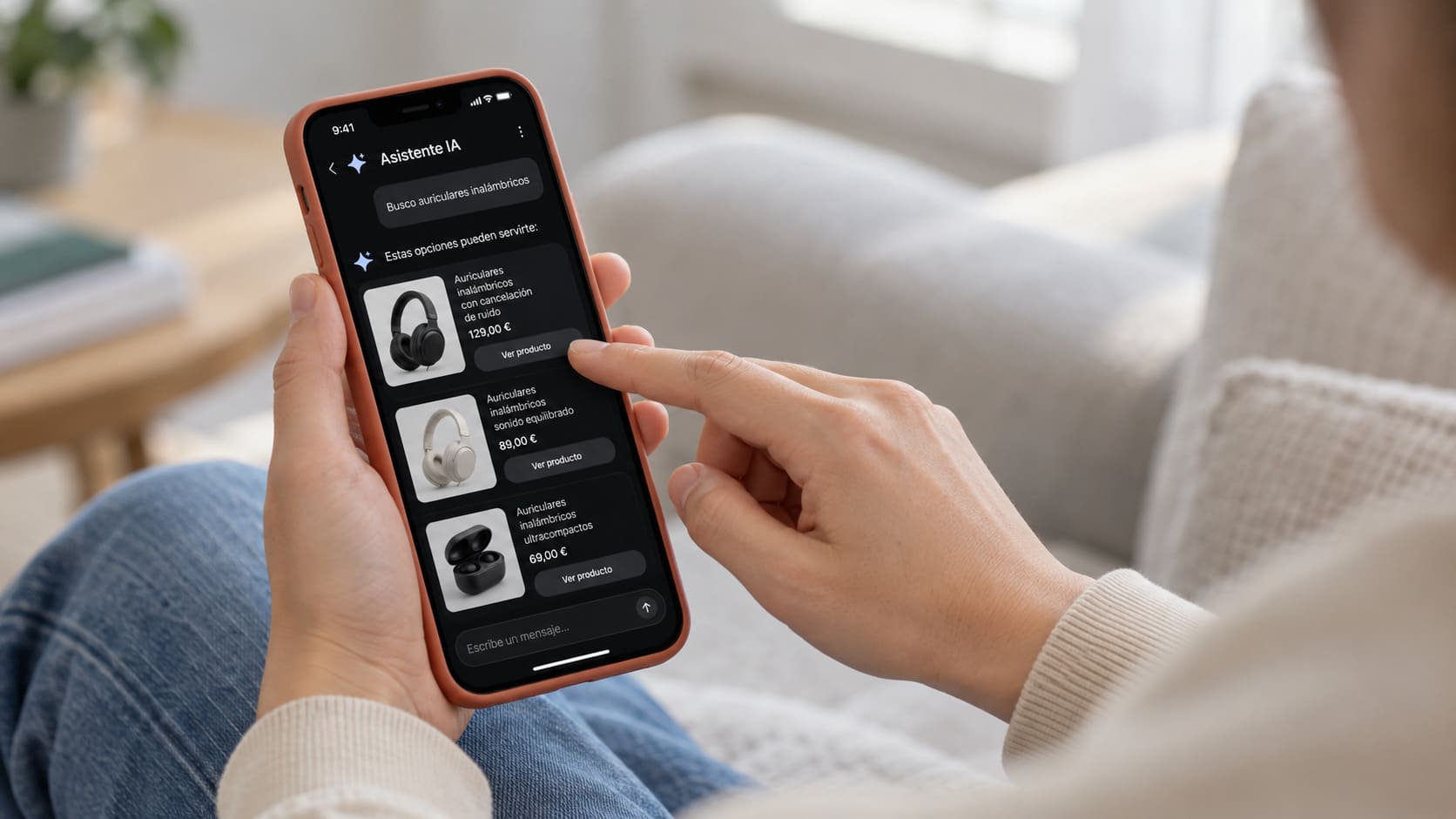 Persona sostiene un smartphone con una interfaz de compras asistidas por IA, en una escena vinculada con ventas digitales y recomendación de productos.