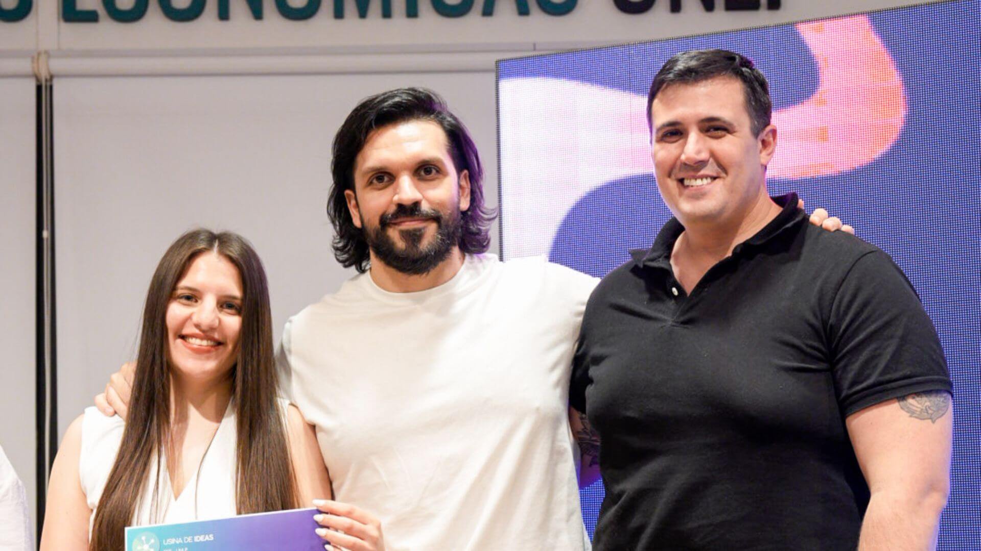 Fundadores de Pumavex durante un evento, empresa que desarrolla tecnología aplicada a la seguridad industrial.