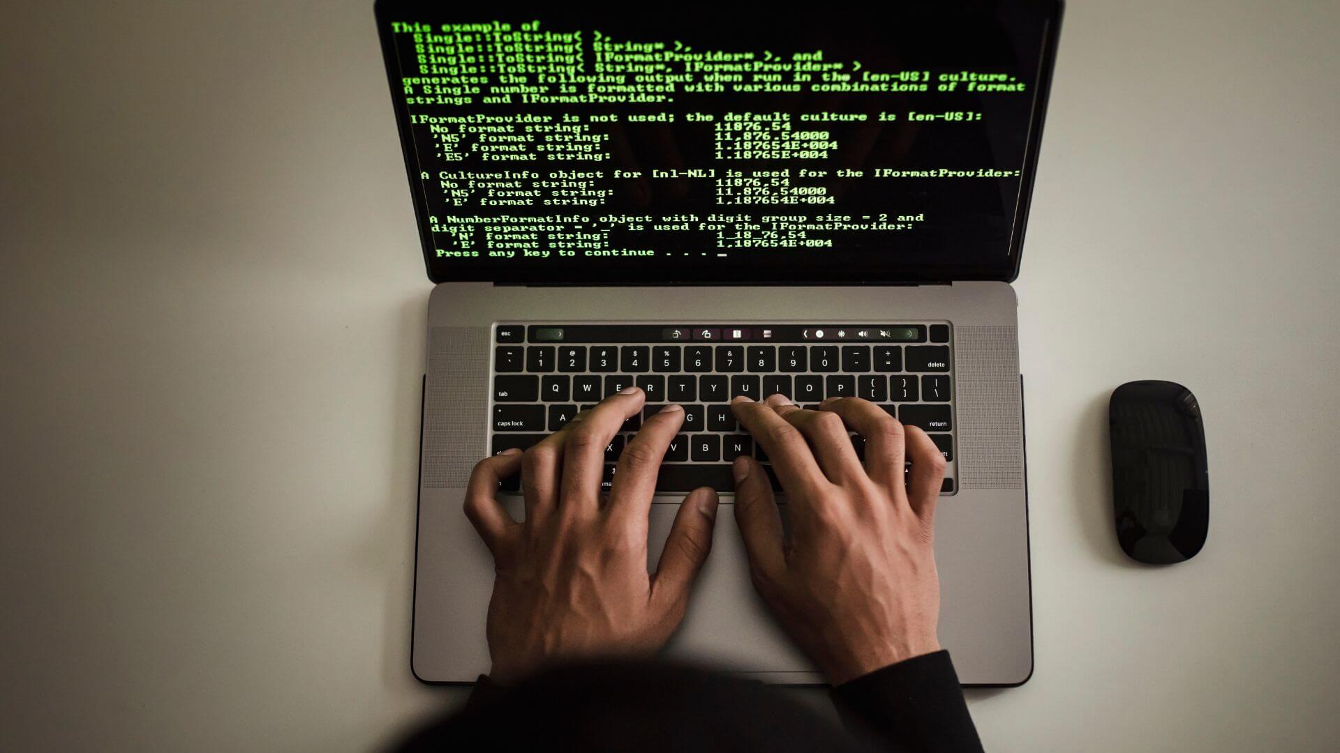 Notebook con código en pantalla como representación del análisis técnico en ciberseguridad para pymes.