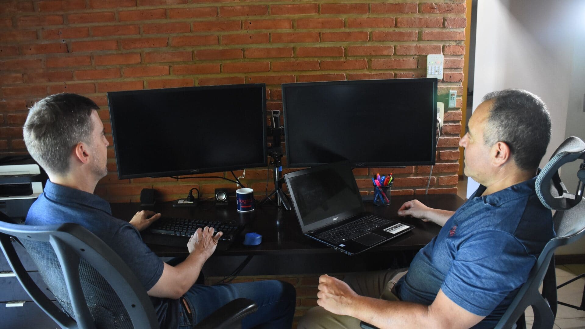 Los cofundadores de Logsis trabajando en las oficinas de la empresa en Rosario