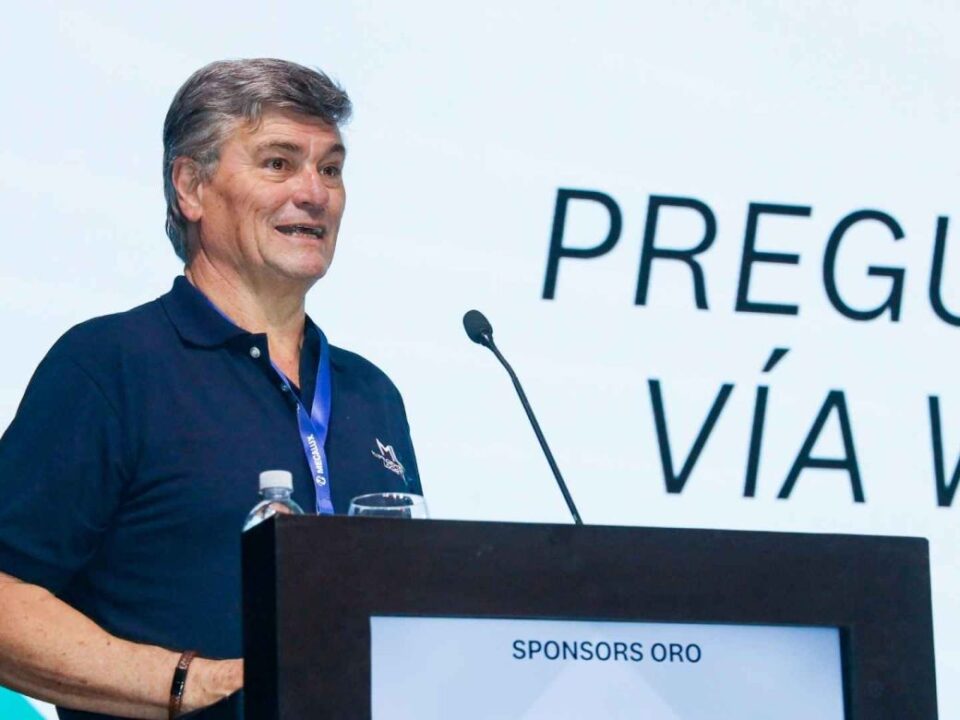 Tomás Hirsch, director de Revista Énfasis Logística y organizador de Management Logístico, habla detrás de un atril con micrófono.