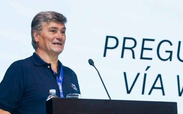 Tomás Hirsch, director de Revista Énfasis Logística y organizador de Management Logístico, habla detrás de un atril con micrófono.